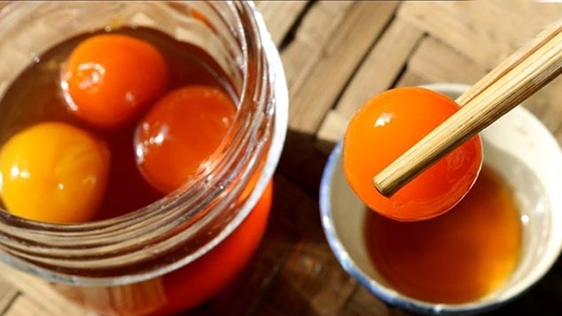 Trứng gà ngâm mật ong