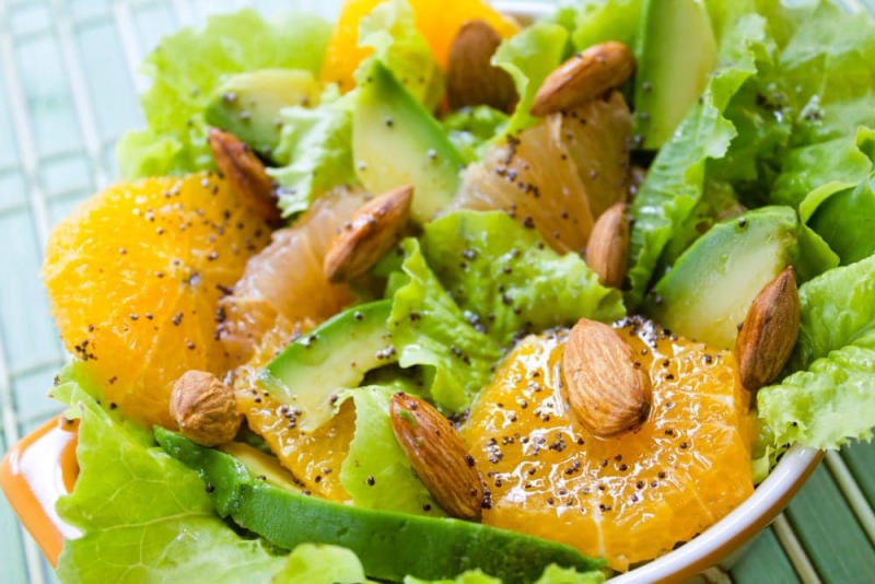 Salad bơ hạnh nhân