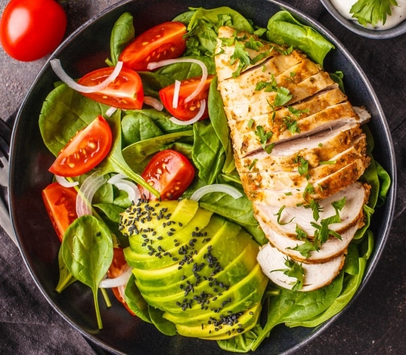Salad bơ với ức gà