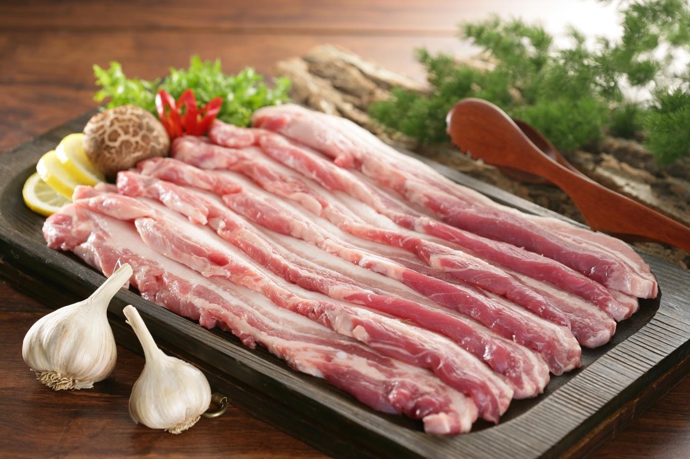 Người bị thừa cân nên hạn chế ăn thịt heo