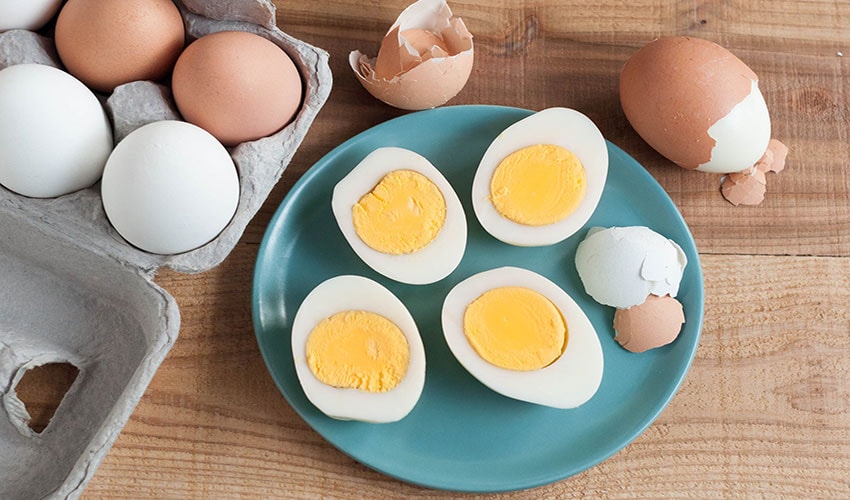 1 quả trứng gà nặng khoảng 50g chứa 6 - 7g protein chất lượng cao