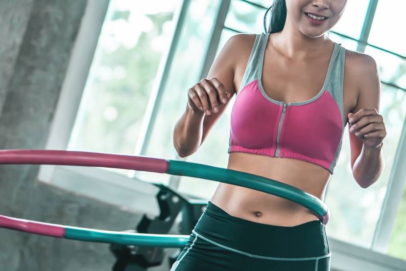 Tham khảo hướng dẫn cách lắc vòng giảm mỡ bụng trước đó và áp dụng theo