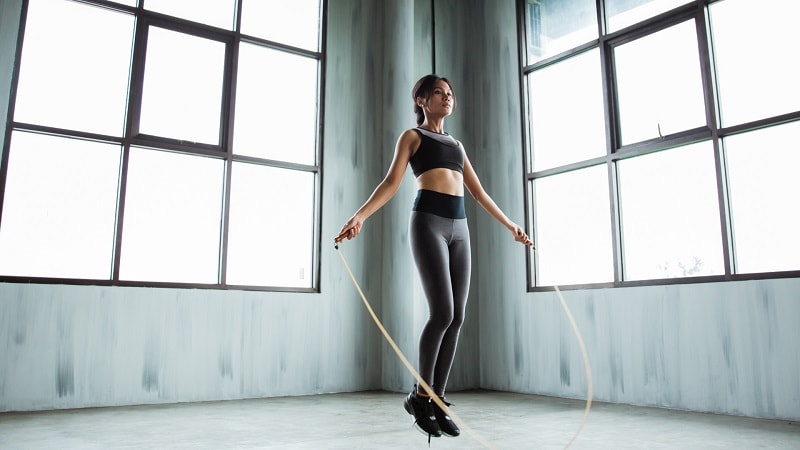 Nhảy dây vào buổi sáng hỗ trợ giảm cân rất tốt
