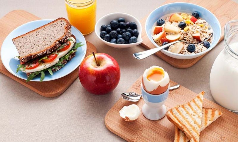 Thực hiện ăn uống theo chỉ dẫn của huấn luyện viên