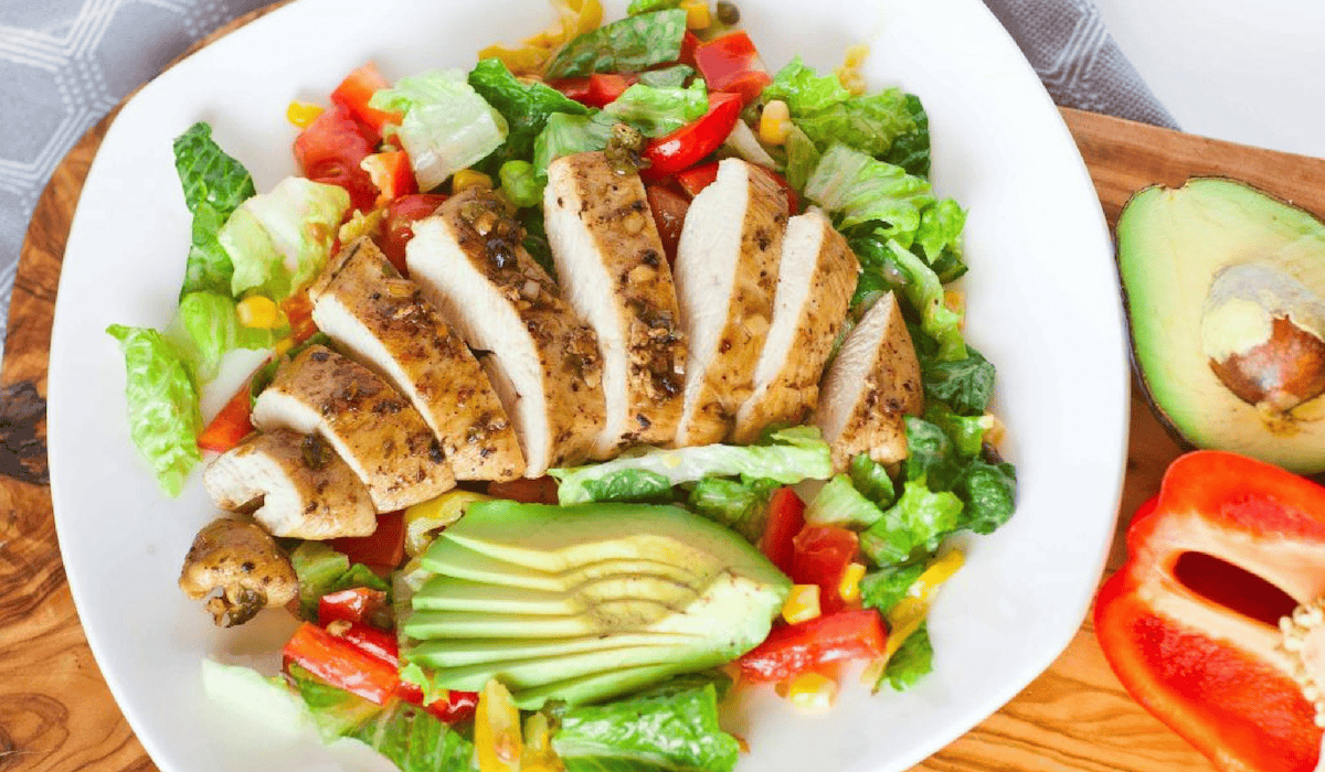 Ức gà kết hợp cùng bơ và salad cung cấp đủ đầy dinh dưỡng khi giảm cân