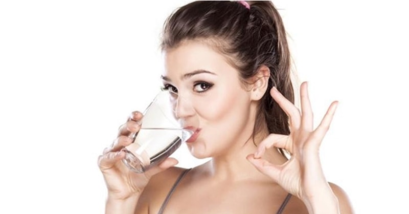 Nên uống đủ nước để phòng tránh các cơn đau cơ do tập gym