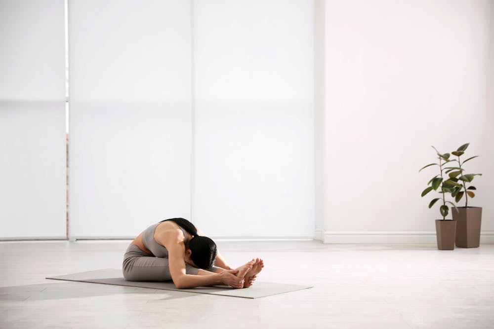 Ngồi gập người vừa giúp giãn cơ vừa giúp tăng chiều cao