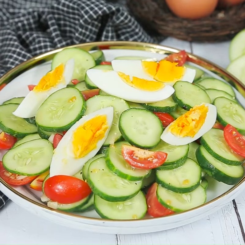 Salad dưa leo cà chua với trứng