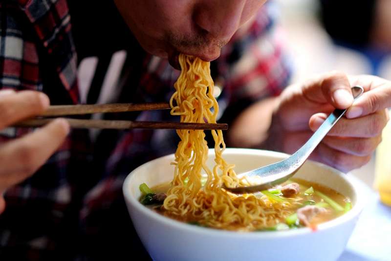 Ăn mì tôm có béo không? Ăn mì tôm đúng cách, ảnh 2