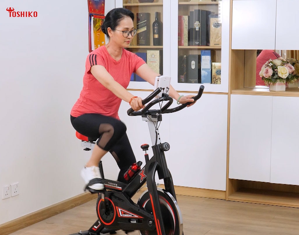 Người bệnh cao huyết áp nên dùng máy đạp xe trong nhà với nhịp độ nhẹ nhàng