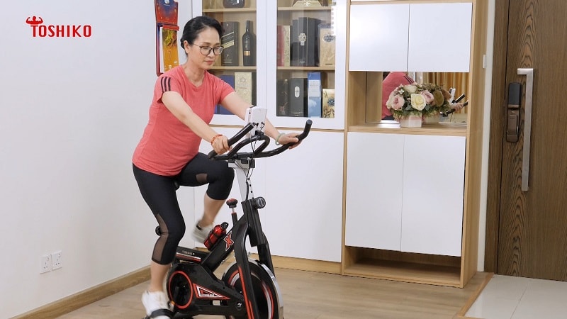 Tập xe đạp thể dục trong nhà hỗ trợ rất tốt cho người bị đau lưng