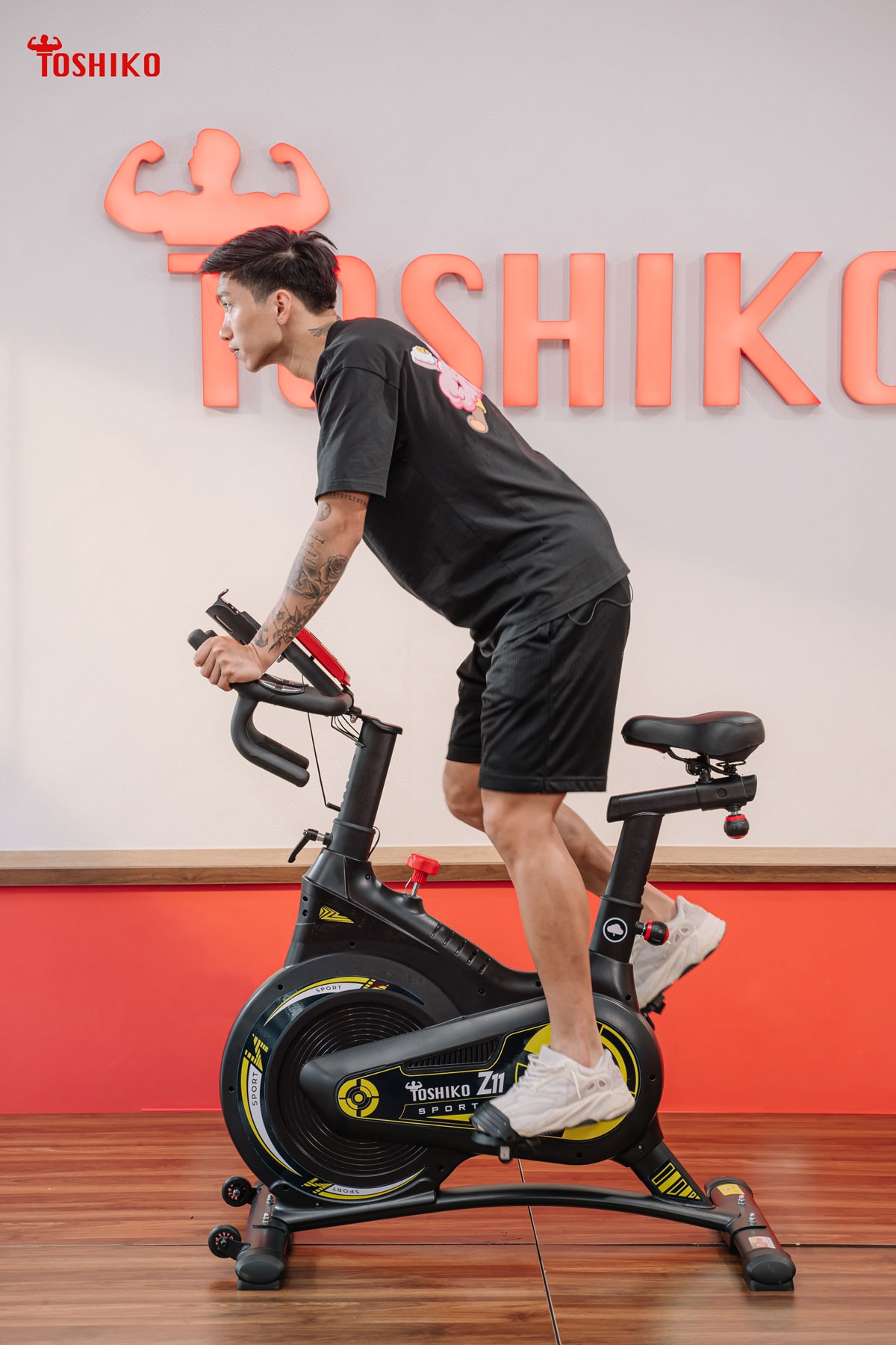 Tập máy thể dục đạp xe tăng cường sức mạnh nhóm cơ chân và hông