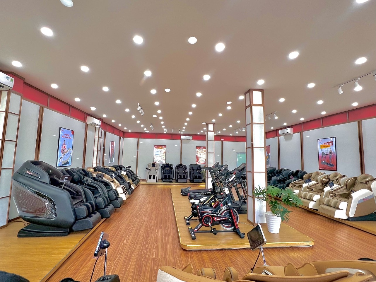 Không gian bên trong showroom Toshiko Gia Lai