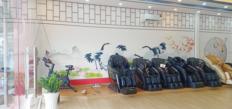Showroom có nhiều mẫu ghế để khách hàng lựa chọn