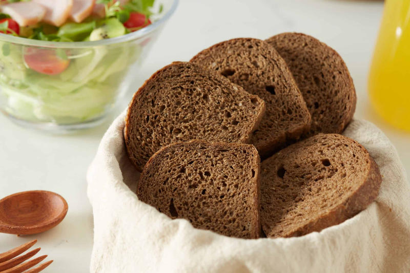 Bánh mì đen ít calo hơn so với bánh trắng