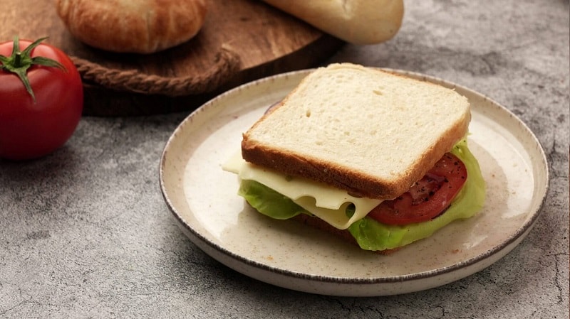 1 lát bánh mì sandwich bao nhiêu calo? Giảm cân nên ăn loại nào?