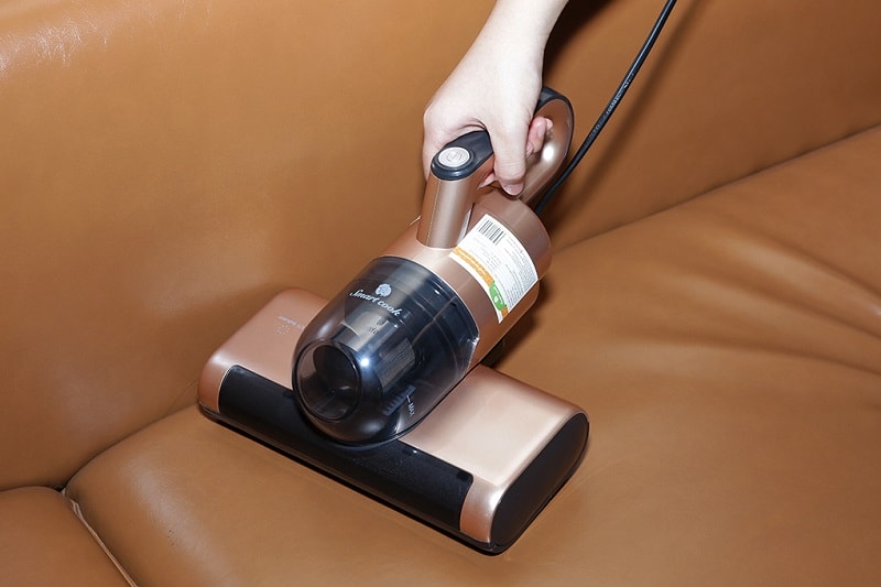 Sử dụng máy hút bụi vệ sinh ghế massage