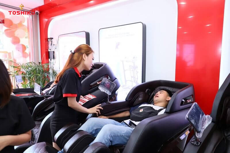 Nhân viên Toshiko tư vấn, chăm sóc cho khách hàng nhiệt tình