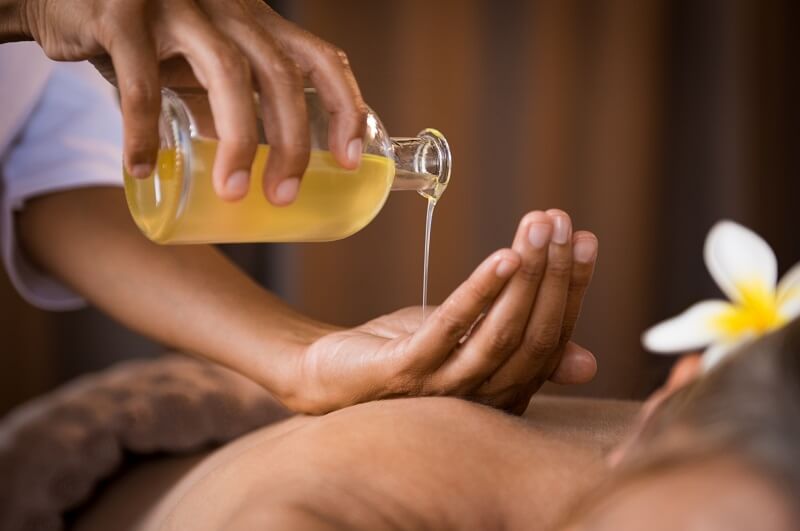 Massage với tinh dầu
