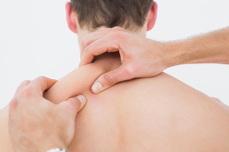 Bấm huyệt đau cổ vai gáy có hiệu quả? Lưu ý khi bấm huyệt chữa đau cổ vai gáy