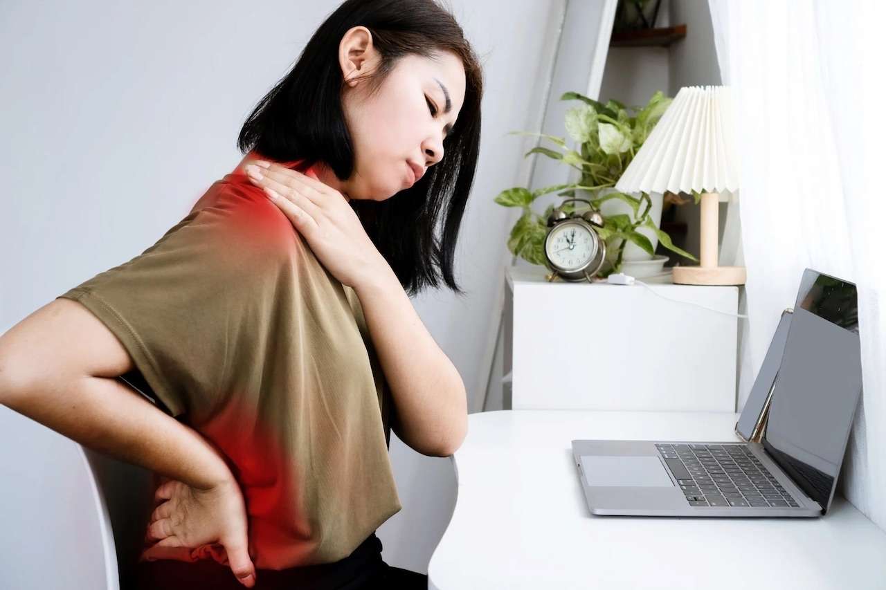Dân văn phòng thường xuyên gặp phải tình trạng đau mỏi cổ vai gáy