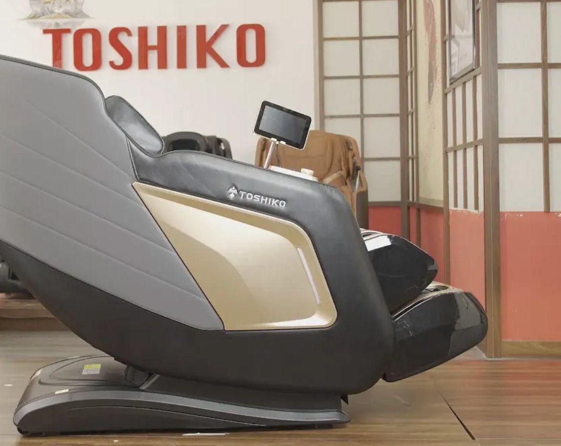 Ghế massage Toshiko T95 Pro tại showroom Toshiko, phù hợp người huyết áp cao đã kiểm soát