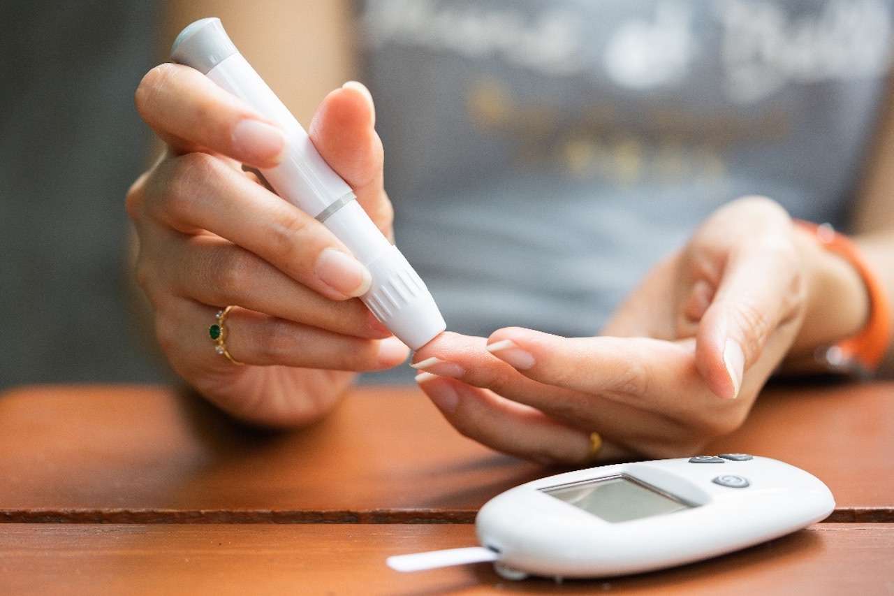 Nên kiểm tra chỉ số đường huyết trước khi tập để phòng ngừa hạ đường huyết trong lúc đang tập