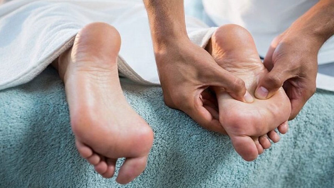 Bấm huyệt để chữa tê chây tay