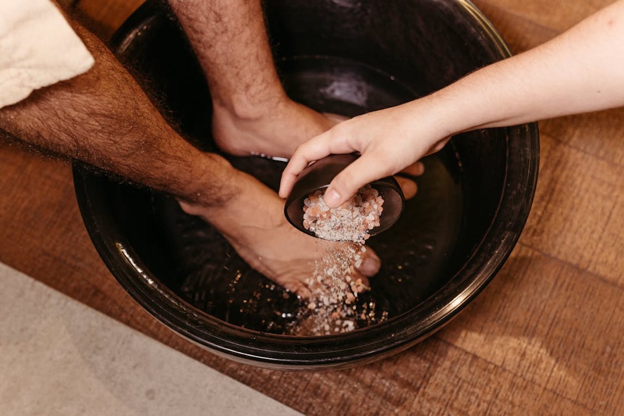 Có thể ngâm bằng nước nóng hoặc nước lạnh và thêm thảo dược hoặc muối ngâm chân tùy thích