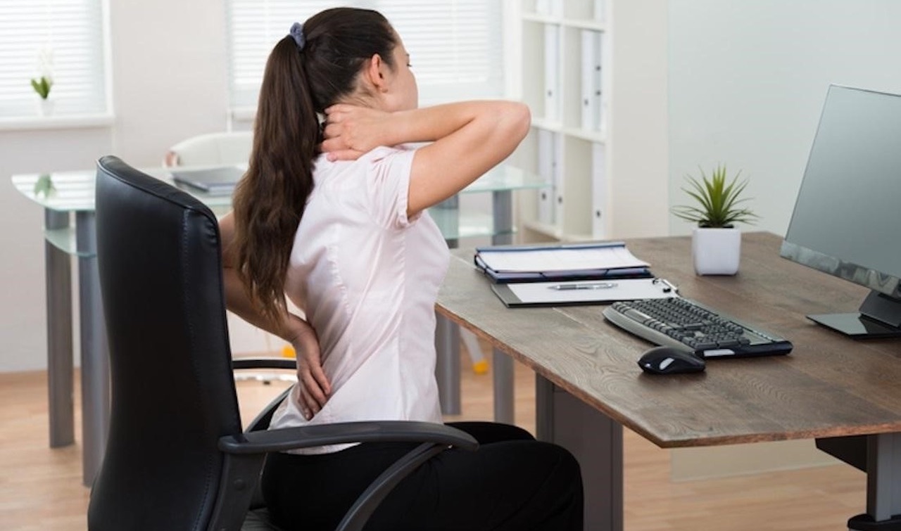 Ngồi quá lâu trong 1 tư thế làm tăng nguy cơ gây hại tới sức khỏe
