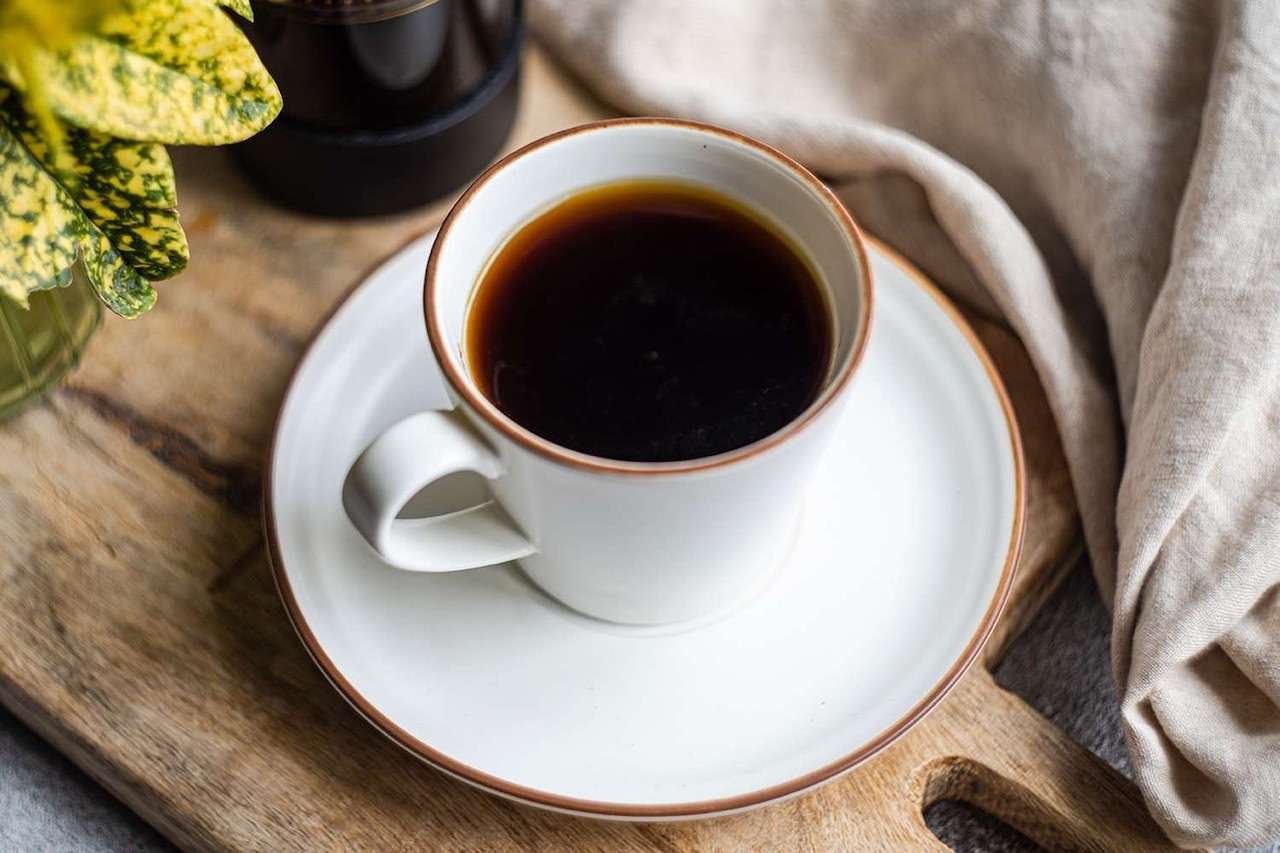 Hạn chế uống cà phê và chất kích thích trước khi đi ngủ