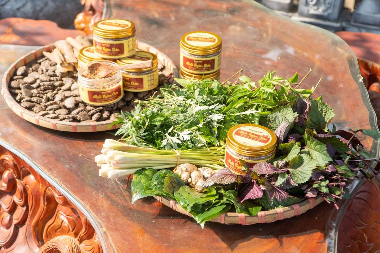 Có thể thêm thảo dược vào nước ngâm để tăng hiệu quả