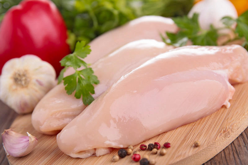 Trong thịt gà có thành phần lớn protein, giúp cân bằng huyết áp hiệu quả 