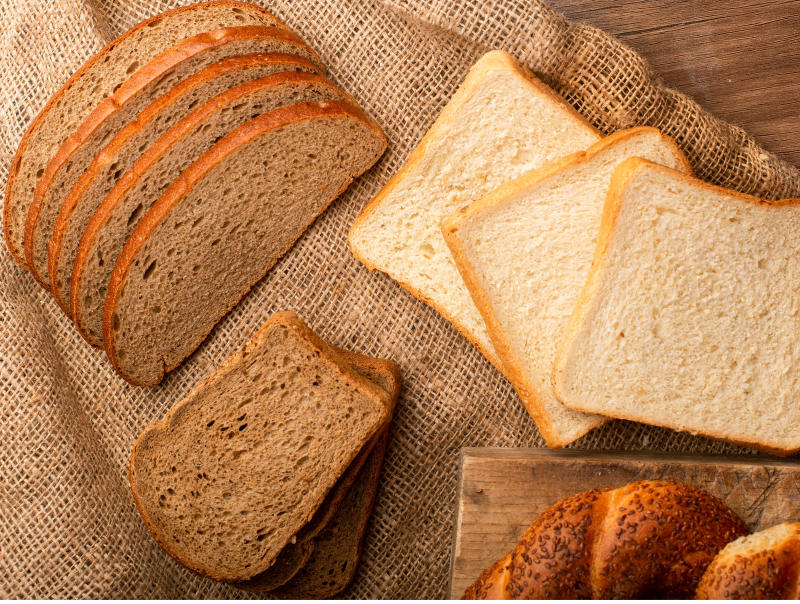 100g bánh mì trung bình sẽ chứa 270 calo