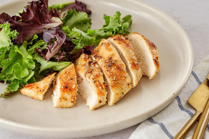 Tránh ăn thịt gà trong thời gian dài để giảm thiểu nguy cơ dư thừa protein 