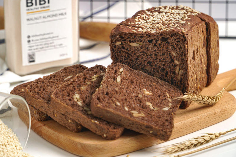 100g bánh mì gối đen chứa khoảng 250 calo