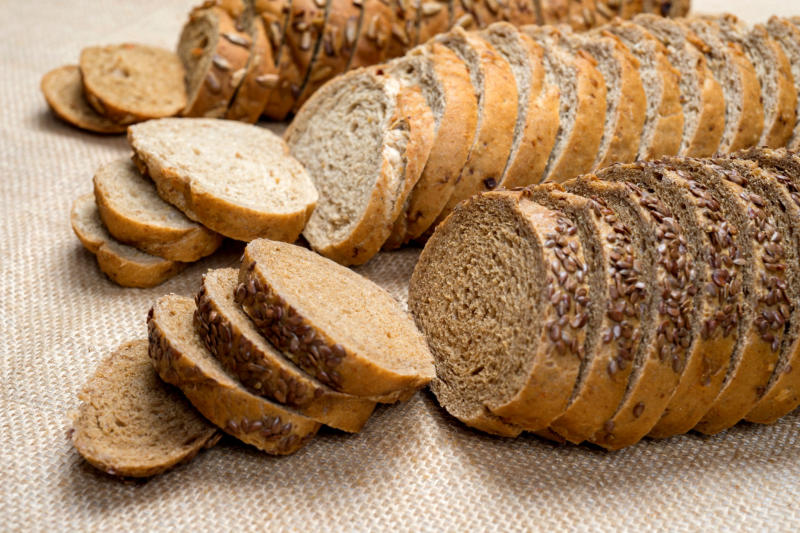 100g bánh mì ngũ cốc sẽ chứa 271.7 calo