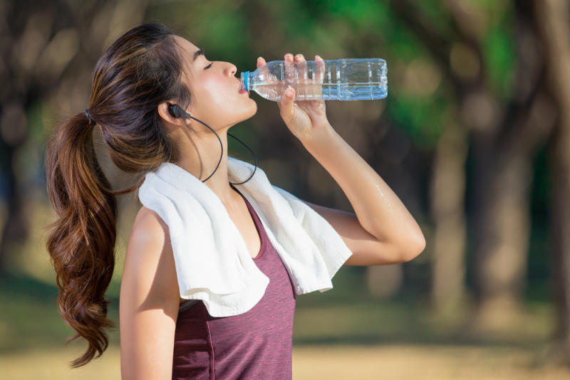 Việc uống nhiều nước sẽ giúp giảm trọng lượng cơ thể
