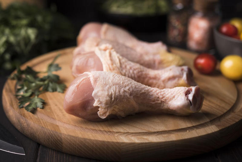 Nên bổ sung thêm thịt gà vào thực đơn để cải thiện tình trạng của xương khớp 