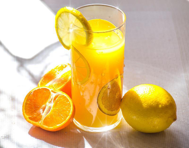 Uống nước cam trong thực đơn low carbs được nhiều người lựa chọn