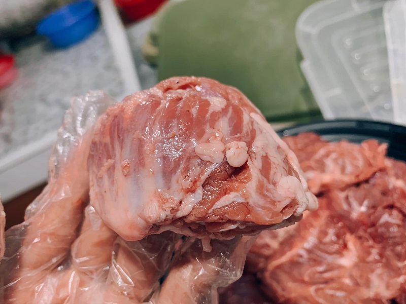  Nên mua miếng thịt lợn có kết cấu thịt, mỡ riêng biệt nhưng không bị tách rời