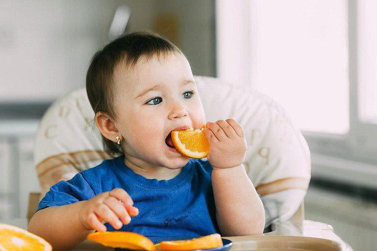 Trẻ em ăn cam giúp phát triển trí não thông minh hơn