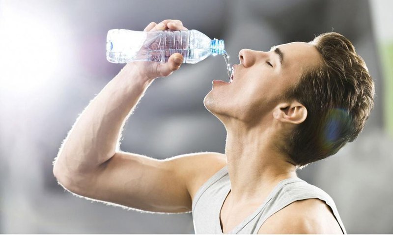 uống đủ nước cho cơ thể trong quá trình giảm cân