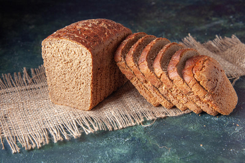 Trong 1 lát bánh mì nguyên cám sẽ chứa khoảng 65 calo