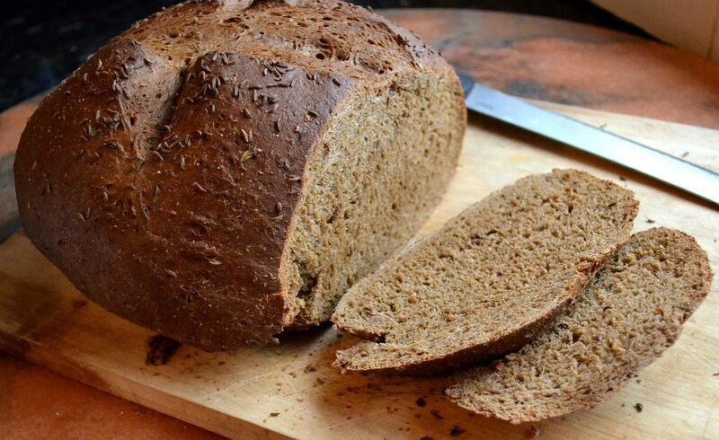 Hàm lượng calo có trong bánh mì đen khoảng 259 calo