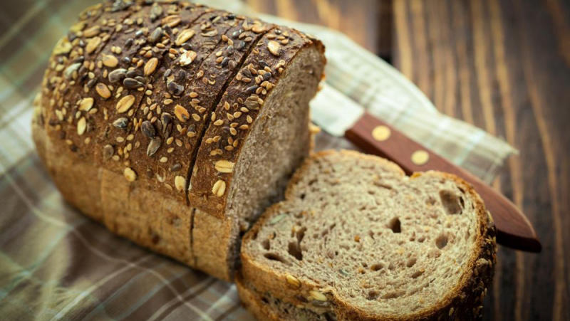 Màu sắc bánh mì lúa mạch thường có màu nâu, đen hoặc xám