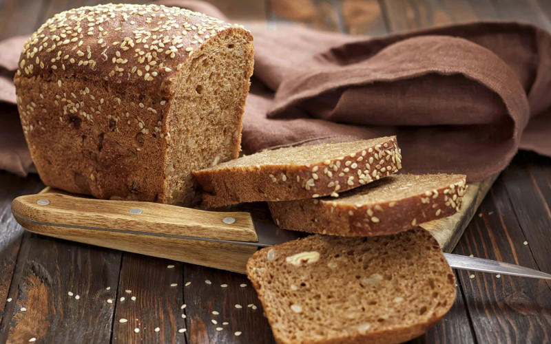 Bánh mì nguyên cám được làm từ bột mì nguyên chất còn nguyên vỏ