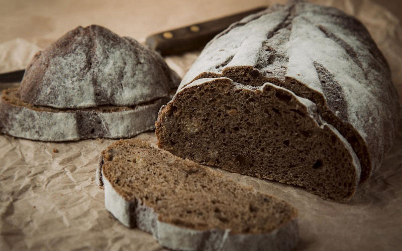Hàm lượng chất xơ có trong bánh mì nguyên cám  gấp nhiều lần bánh mì trắng