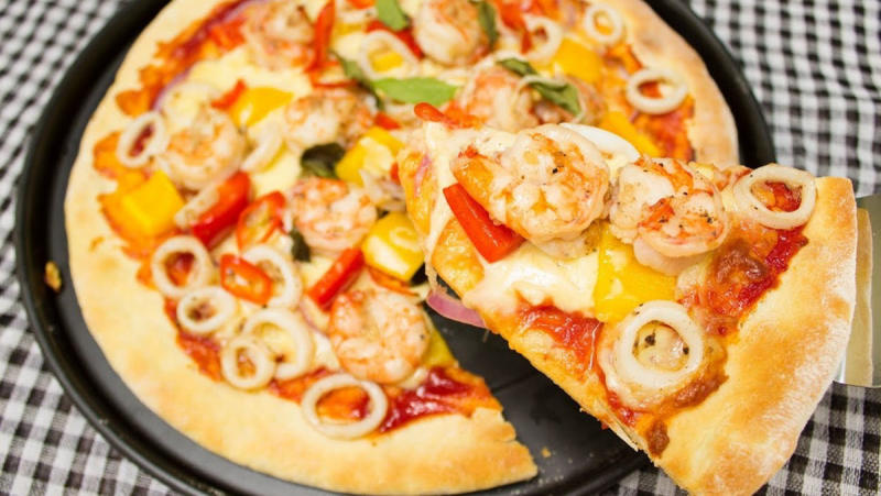 Pizza hải sản chứa khoảng 258 calo 