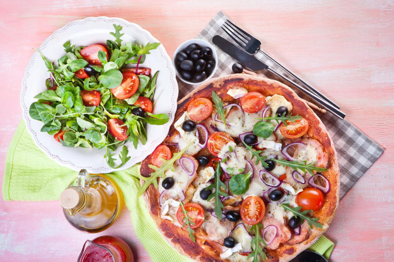 Salad là lựa chọn hoàn hảo cho bữa ăn cùng với pizza